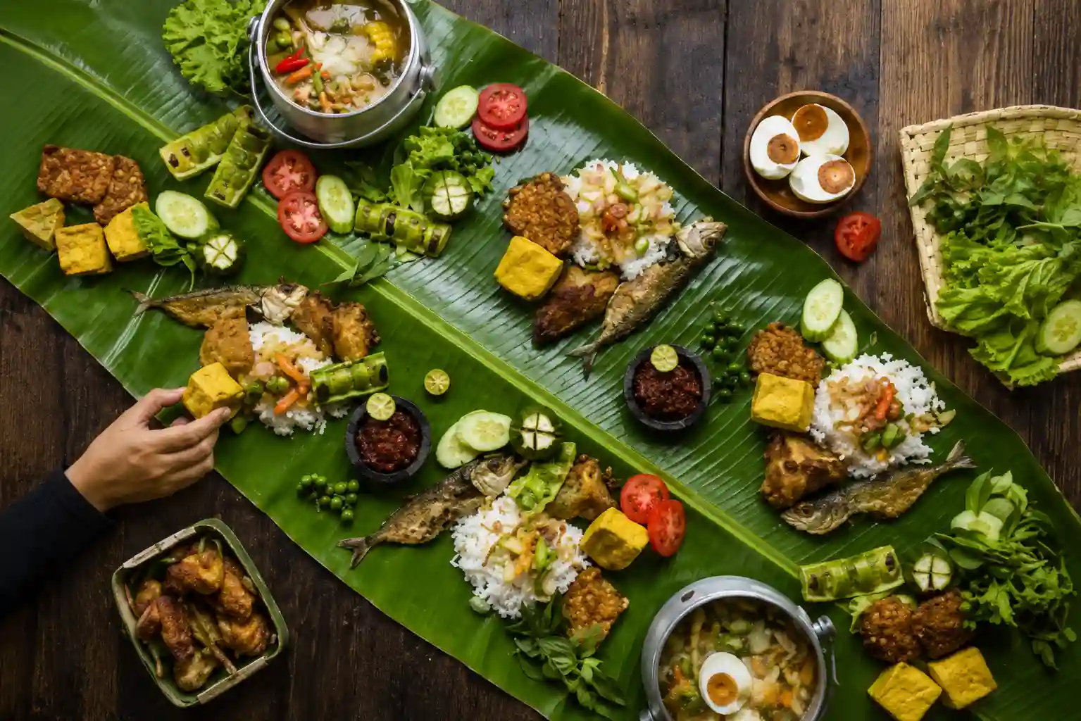 Traditional Liwet feast on banana leaf at Farmstay Manangel
